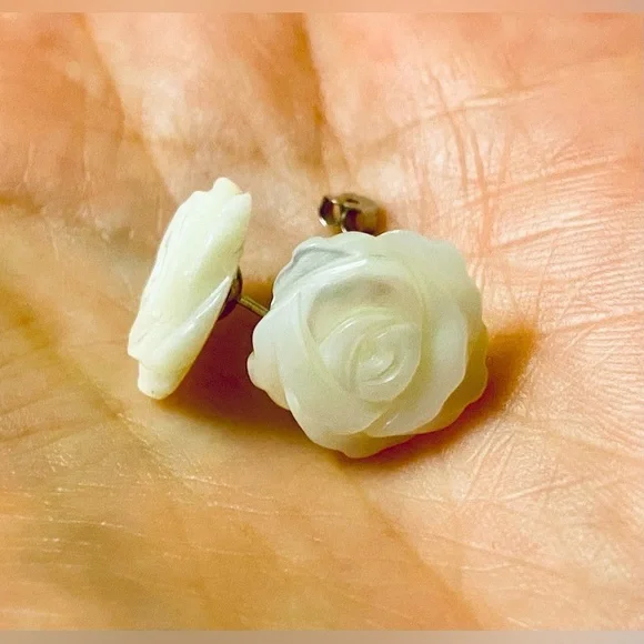 🌸 Mother of Pearl Roses 🌹 Sterling Silver earrings 🌸 - Picture 5 of 7